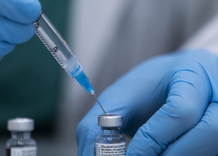 Românii vaccinați cu Pfizer ar putea primi despăgubiri lunare de 1200 euro!