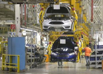 Pentagonul colaborează cu Ford și GM pentru a impulsiona producția de armament