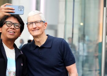 Tim Cook își predă ștafeta: Apple își caută noul CEO în septembrie!