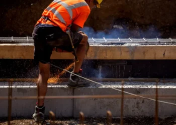 Avertismentul industriei: OUG pentru angajarea străinilor amenință economia!