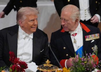 Trump a sărit peste eticheta regală la întâlnirea cu Regele Charles!