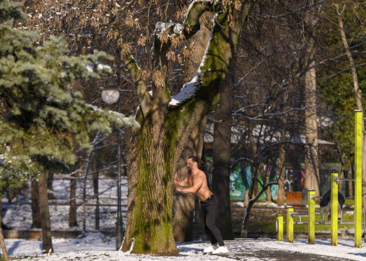 București: Frig, ploi și vânt puternic până vineri!