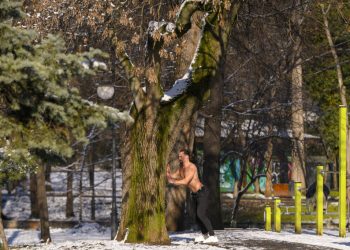 București: Frig, ploi ușoare și vânt puternic până vineri!