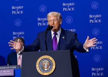 Trump îngheață atacurile asupra Iranului și redeschide Strâmtoarea Ormuz!