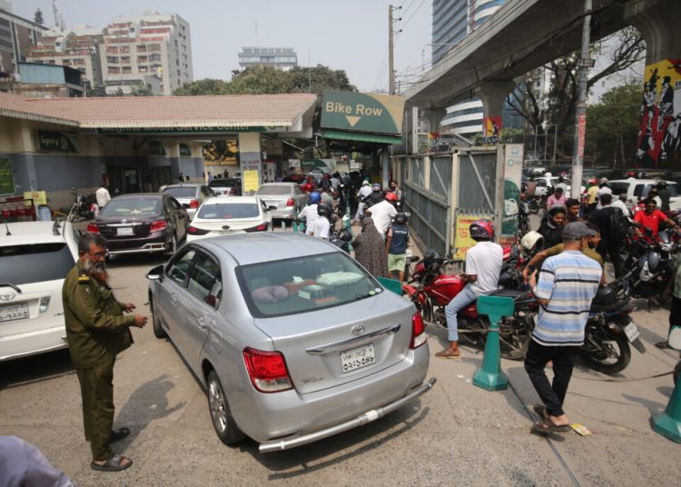 Haos în Asia: Jafuri și violență din cauza crizei combustibilului