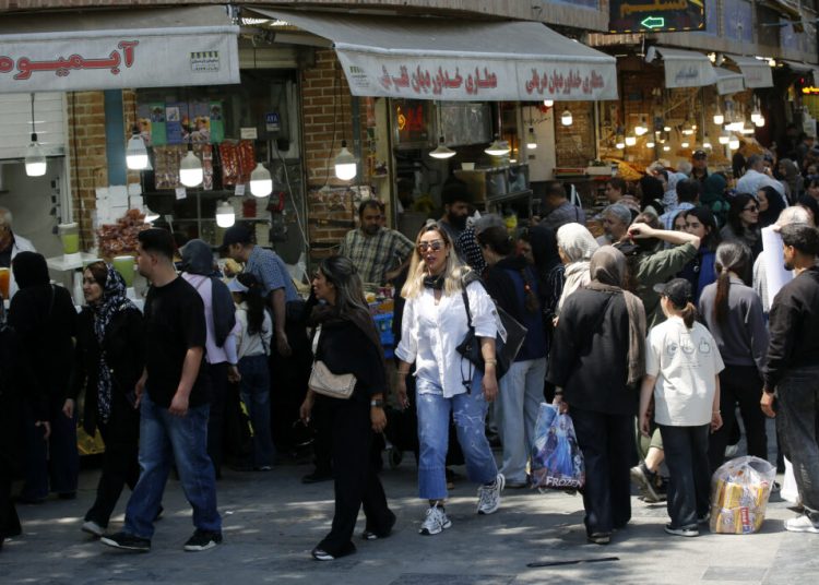 Inflația explozivă de 50% în Iran: Ce se întâmplă cu economia?