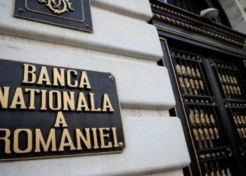 Depozitele în lei ale românilor scad, în timp ce valută înflorește!