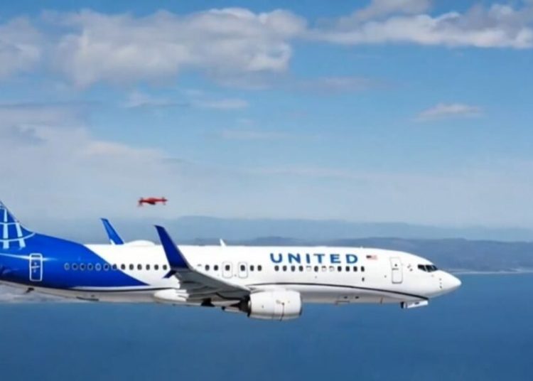 Pilotul unui avion de pasageri susține că a lovit o dronă în zbor!