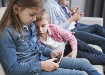 Estonia susține interdicția rețelelor sociale pentru copii: e o soluție?