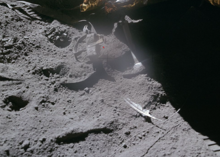 O pană de șoim pe Lună? Descoperă misterul fotografiei NASA!