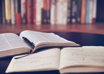 Psihologii dezvăluie: Lectura, terapie eficientă pentru a scăpa de griji!