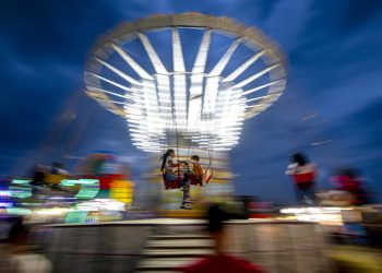 Tineri prinși timp de 40 de minute în carusel, salvați de pompieri!