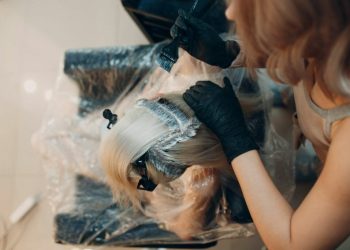 Costul vopsirii părului la salon: aproape 3 salarii minime pe an!