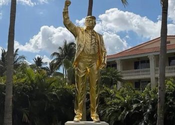 Statuia aurită de 7 metri a lui Donald Trump a fost amplasată aici!