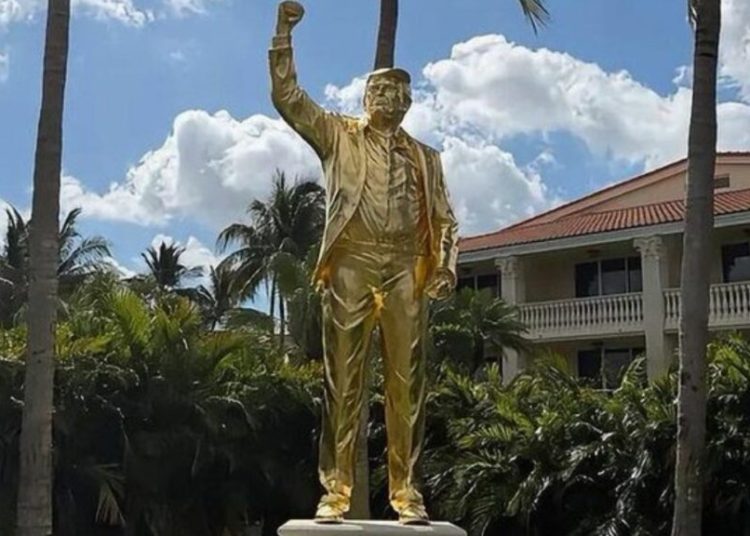 Statuia aurită de 7 metri a lui Donald Trump a fost amplasată aici!