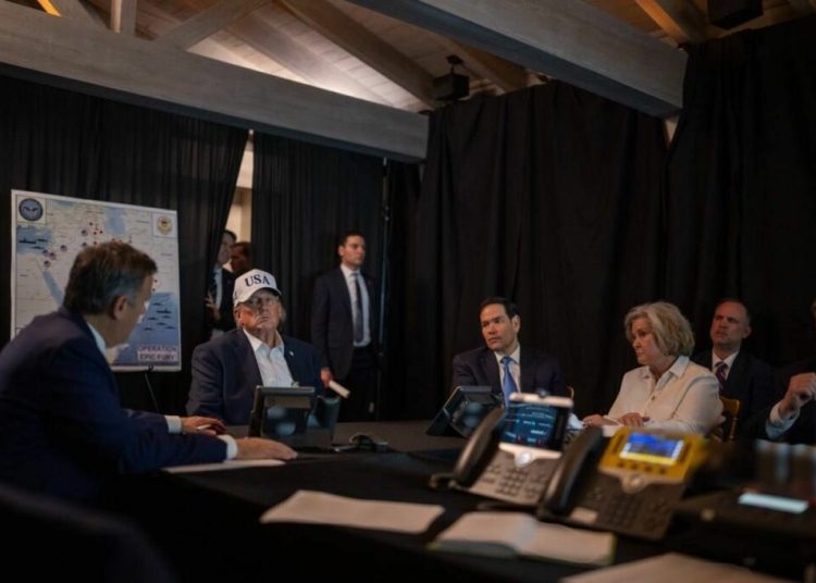 Trump și codurile nucleare: A încercat, dar un general l-a oprit!