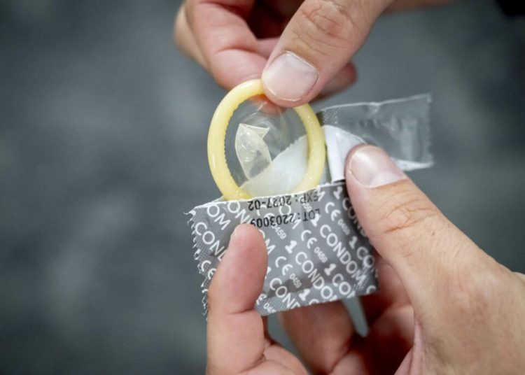 Războiul din Iran duce la o scumpire de 30% a prezervativelor!