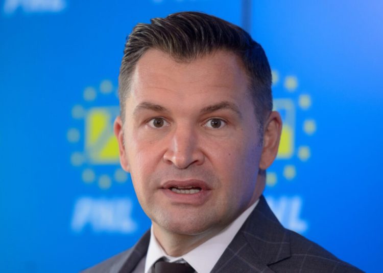 Stroe: CCR demontează populismul AUR privind românii pe terenuri