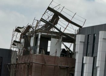 Furtuna devastatoare din Moldova: Doi răniți de copaci și acoperișuri!