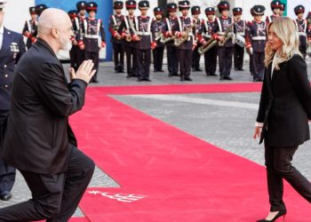 Gest impresionant: Premierul a îngenuncheat în fața șefei Guvernului italian