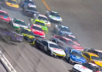 Coliziune spectaculoasă în Nascar: Zeci de mașini distruse!