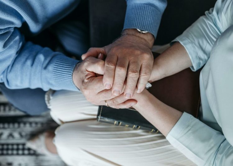 Gestul care te trădează: Psihologii spun cum îți dai seama când minți!