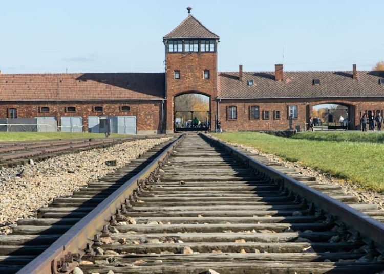 Polițist german condamnat la o vizită șocantă la Auschwitz!