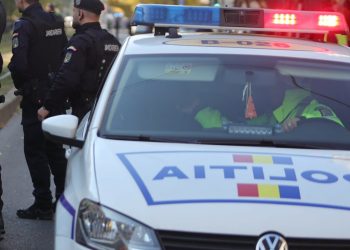 Vandalism în Sectorul 4: O mașină de poliție atacată de mulțime!