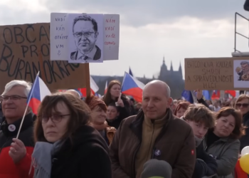 Proteste masive la Praga: Elevi și studenți apără radioul și TV publice!