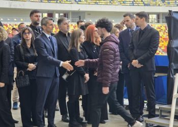 Răzvan Lucescu, devastat, primește condoleanțe la catafalcul tatălui