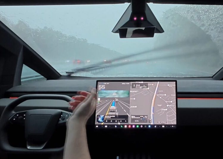 Tesla admite: robotaxiurile pot fi manevrate de la distanță!