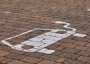 Mașini electrice se încarcă la drive-thru: parteneriat surprinzător!