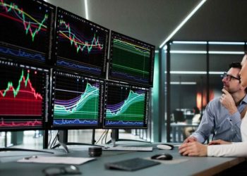 CEC Bank: Piețele rămân calmate în criza politică, dar riscuri persistente