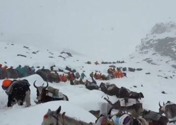 Gheața de pe Everest captivează sute de alpiniști în Tabăra de Bază!