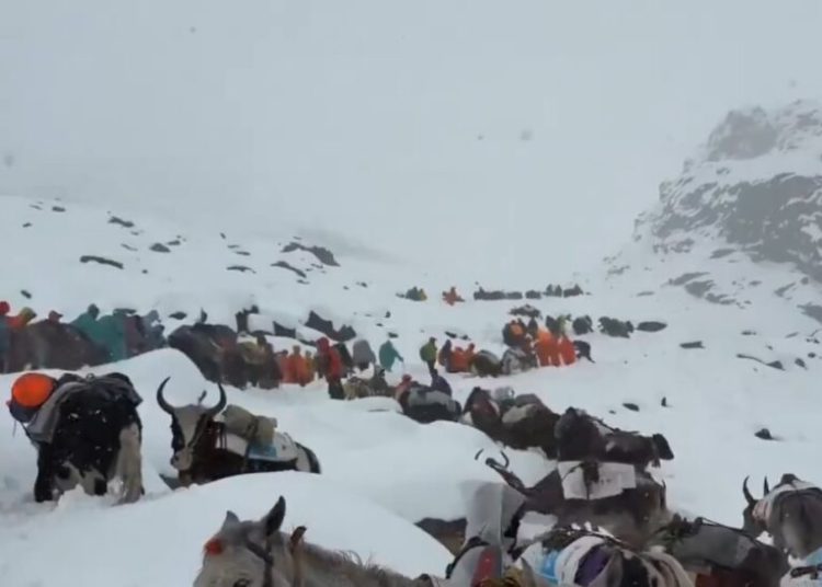 Gheața de pe Everest captivează sute de alpiniști în Tabăra de Bază!