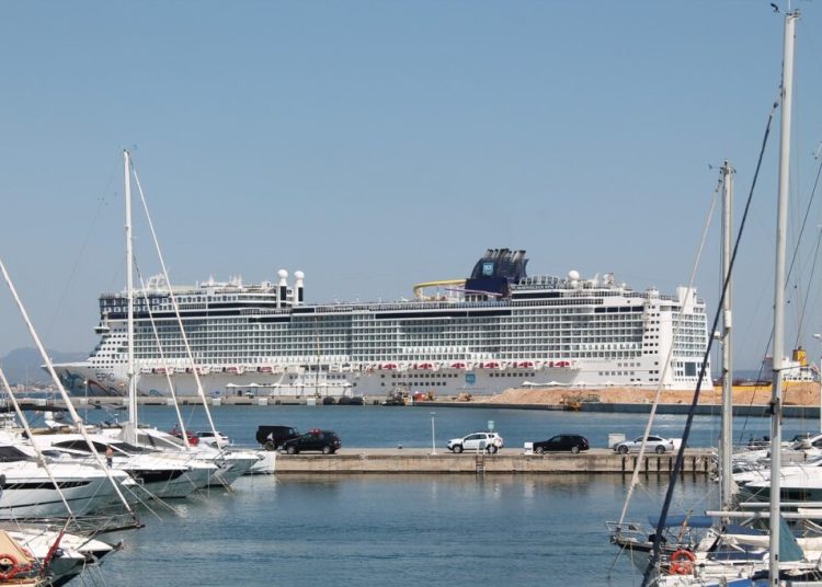 O premieră în Strâmtoarea Ormuz: prima navă civilă de război!