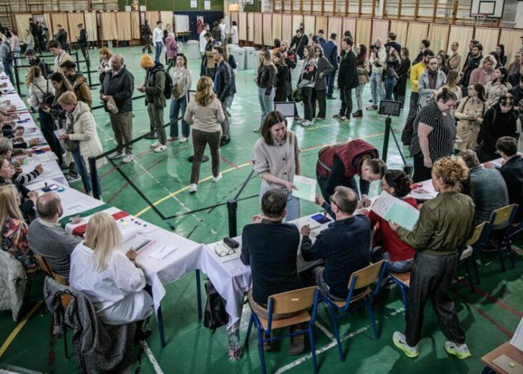 Tensiune la vot în Ungaria: Alerte cu bombă și amenințări șocante!