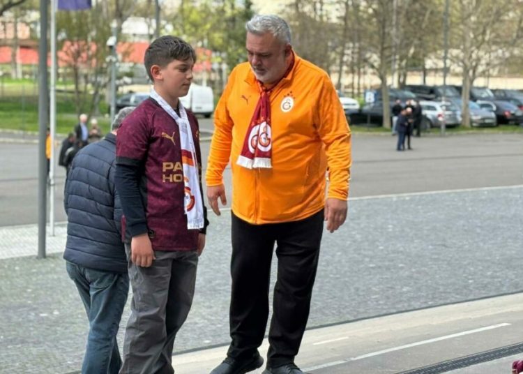 Suporter Galatasaray din Turcia, omagiu emoționant pentru Lucescu!