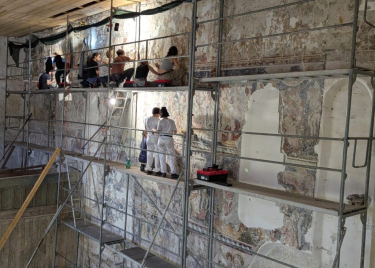 Descoperiri uimitoare: Frescă medievală și tezaur de 3.500 de ani în satul cu șase biserici!