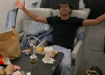 Yamal celebrează premiul „Tânărul Sportiv al Anului” cu burgeri în avion!