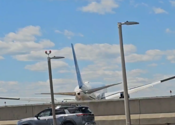 Avion Boeing 767 aterizează pe autostradă și lovește un camion!