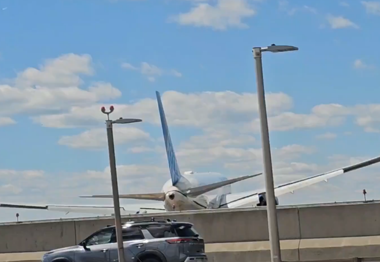 Avion Boeing 767 aterizează pe autostradă și lovește un camion!
