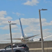 Avion Boeing 767 aterizează pe autostradă și lovește un camion!