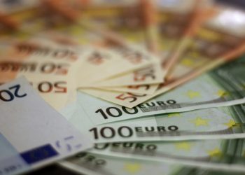 Euro stabilește un nou record istoric înainte de moțiunea de cenzură!