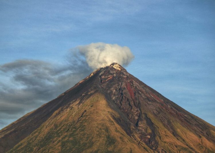 Peste 300 de familii evacuate în Filipine din cauza unei erupții vulcanice!