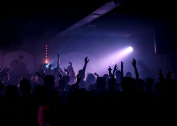 Elicopterul ministrului de Interne francez intervine la un rave ilegal!