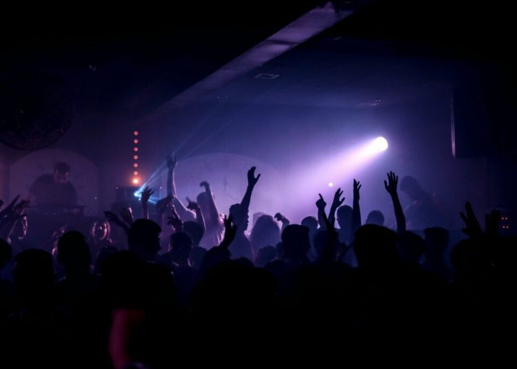 Elicopterul ministrului de Interne francez intervine la un rave ilegal!