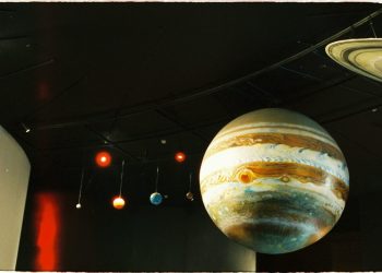 Inteligența artificială descoperă 100+ de planete rare în datele NASA!