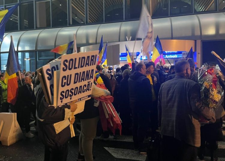 Protest la Otopeni: Susținătorii Dianei Șoșoacă contestă ridicarea imunității