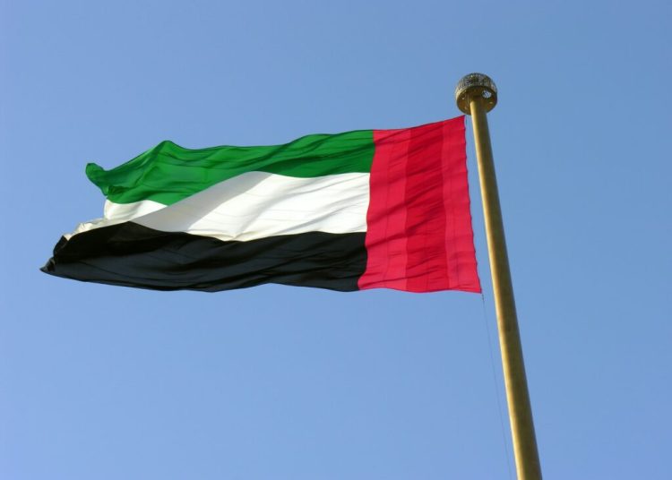 Alertă în Dubai: Rachete interceptate, locuitorii se adăpostesc!